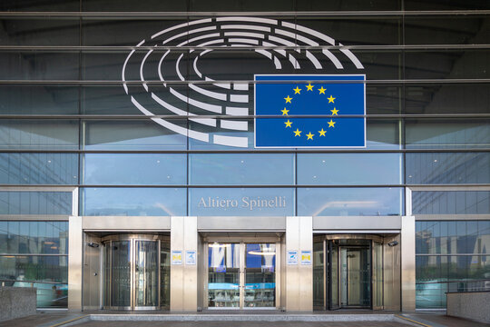 Bruselas, b&eacute;lgica; 03 08 2026 european parliament altiero spinelli building with eu flag