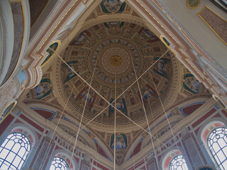 Obraz premium Ornate Baroque Interior Mosque Dome - Intricate Baroque-style painted dome and ornate ceiling art inside a majestic Ottoman Imperial mosque, showcasing beautiful Islamic architecture in Istanbul.