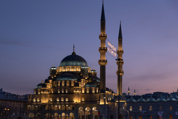 Obraz premium Grand illuminated mosque with multiple domes and soaring minaret