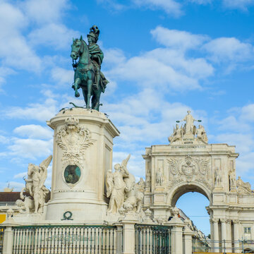 Europe, Portugal, Lisbon.  Commerce Square (Praca do Comercio), monument of the equestrian statue of Dom Jose and the Arco da Rua Augusta.