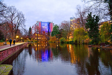 Fototapeta premium Teich in der Bockenheimer Anlage in Frankfurt