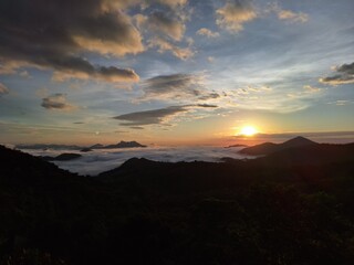 Obraz premium Sunrise Over Misty Mountains