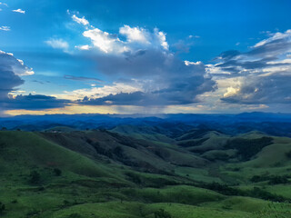Obraz premium Scenic Mountain Sunset with a rain cloud