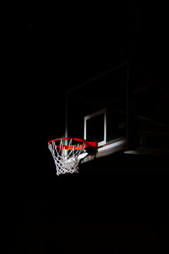 aro de baloncesto con fondo negro 