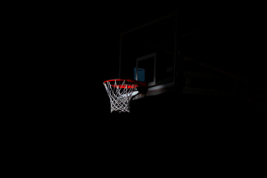 aro de baloncesto con fondo negro 