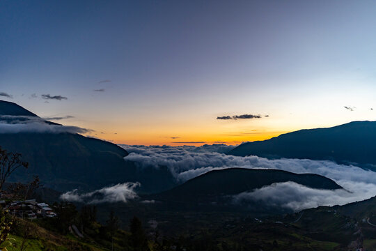 Atardecer en los andes de ecuador 