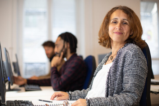 portrait d'une femme salari&eacute;e d'une entreprise, manager qui travaille au bureau avec ses coll&egrave;gues. Illustration du bonheur au travail et de l'&eacute;galit&eacute; homme femme.