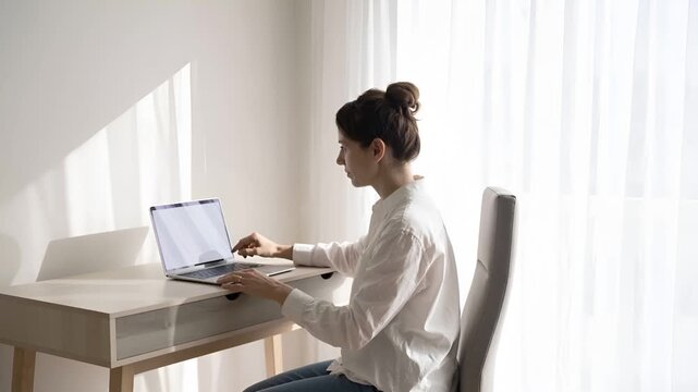 女性リモートワークシーン 余白重視のコーポレート向けオンラインミーティングイメージ