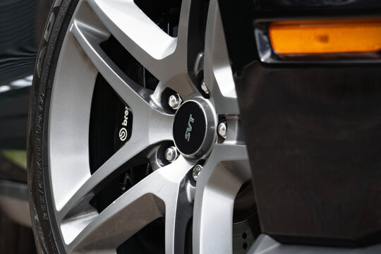 Black Ford Mustang Shelby GT500 front alloy wheel closeup, muscle car rim and brembo brake caliper details