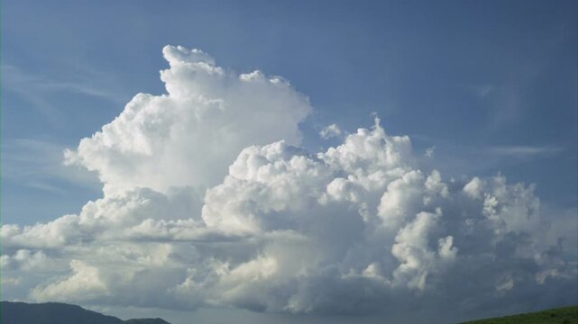 丘の上の入道雲