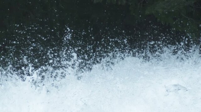 ハイスピード　水しぶきがはねる