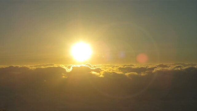 富士山五合目から見た雲海と朝日