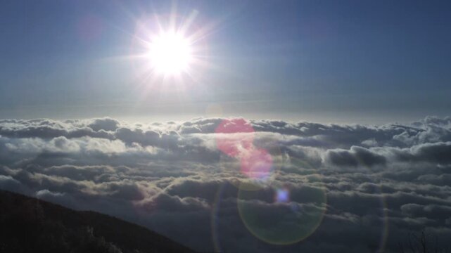 富士山五合目から見た雲海と朝日