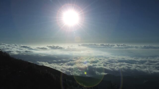 富士山五合目から見た雲海と朝日