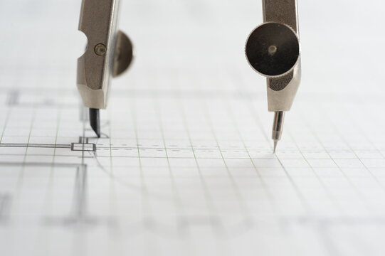 一級建築士の設計製図でコンパスを使う手元の接写画像　Using a compass in drafting by hand	