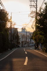 Naklejka premium 夕暮れの住宅街の坂道