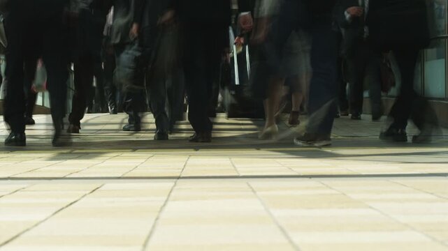 品川駅前通勤風景