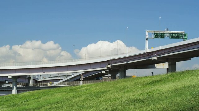 荒川土手から見た首都高速道路