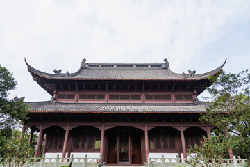 Obraz premium Traditional Chinese Temple with Ornate Roof, Hangzhou