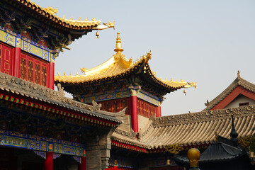 Obraz premium Guangren Temple - Traditional Chinese Architecture with Golden Roofs