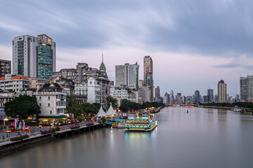 Obraz premium Guangzhou Riverside Night Skyline with Illuminated Boats