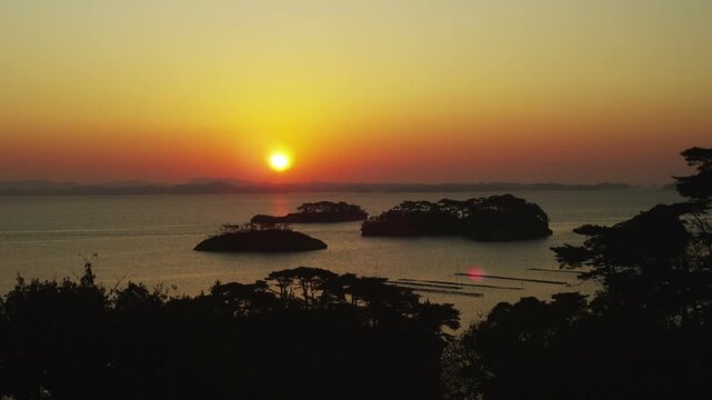 松島湾から昇る朝日