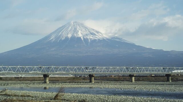 富士川鉄橋を走る新幹線と富士山