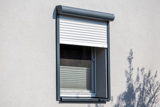 Neues Fenster mit Vorbaurollladen an einem Einfamilienhaus