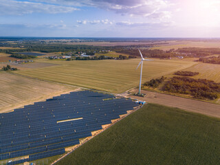 Building solar and wind power on farmland © AlexGo