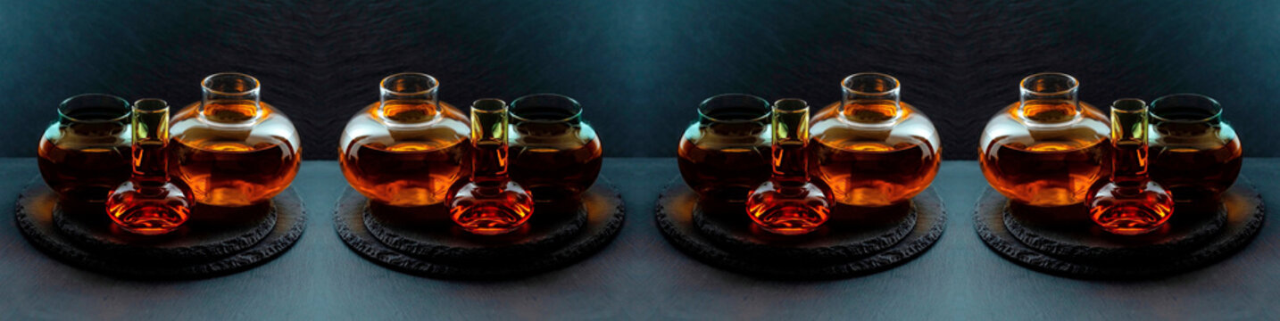 Natura morta : composizione di ampolle di vetro con liquido colorato speculari