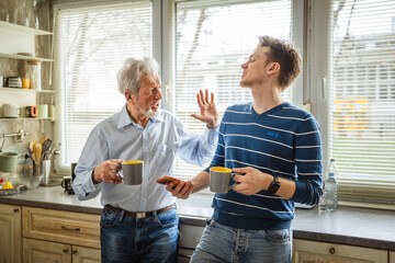 Obraz premium Father and adult son having a serious discussion at home