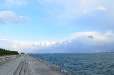 Fototapeta premium 神戸の海岸線と護岸を捉えた静かな風景