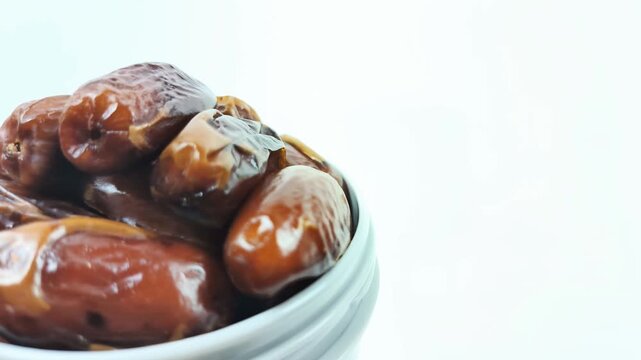 Dried tropical dates are a fresh and organic food. They are a great choice for breaking the fast, rich in natural glucose and fructose, which quickly restore energy.