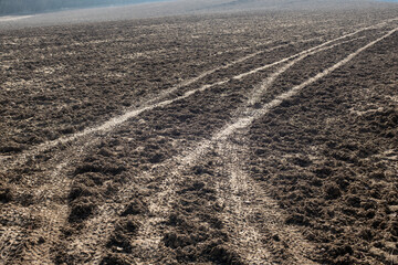 Świeża wzruszona ziemia po zaoraniu na polu © qrrr