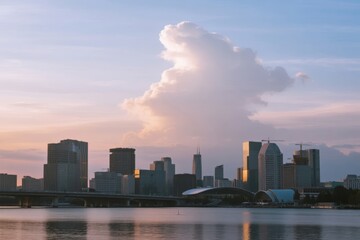 Obraz premium City skyline at dusk with large cloud formation over waterfront