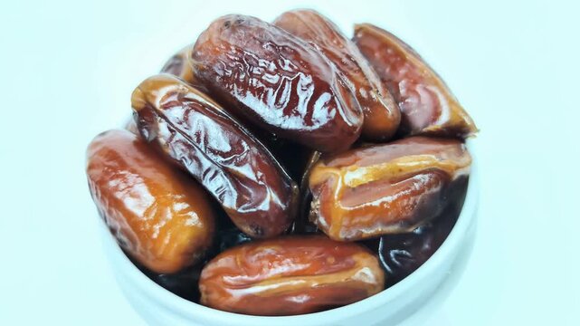 Dried tropical dates are a fresh and organic food. They are a great choice for breaking the fast, rich in natural glucose and fructose, which quickly restore energy.