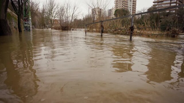 Aumento del caudal del R&iacute;o Pisuerga en Valladolid-Espa&ntilde;a, el aumento del nivel del R&iacute;o debido a las lluvias intensas del invierno inunda unas escaleras en la ribera del rio