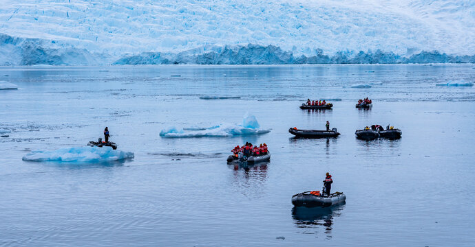 Zodiac Cruise aorund Cierva Cove with lots of penguins and seals, Antartica