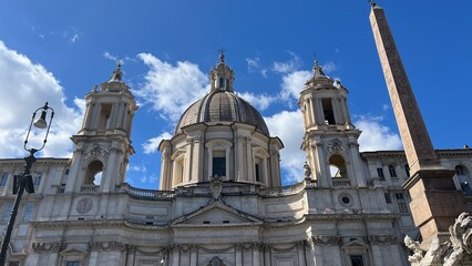 Obraz premium Ancient Architecture under the Blue Sky: An imposing building's facade, a testament to ancient architecture under a bright blue sky.