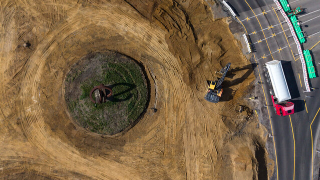 Luftaufnahme der Kreisverkehr-Sanierung am IPAS mit Bagger und LKW
