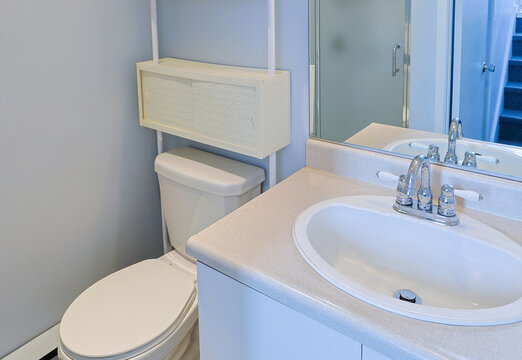Int&eacute;rieur d'une salle de bain dans une maison avec une toilette.