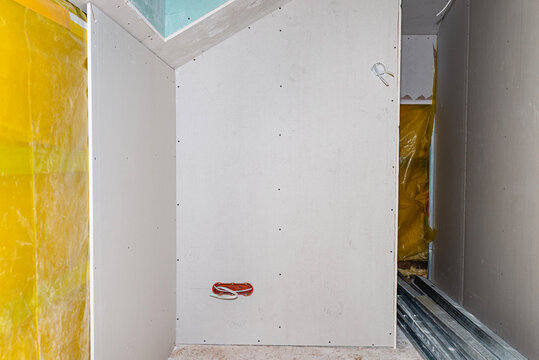 Installing plasterboard on wall with aluminum frame