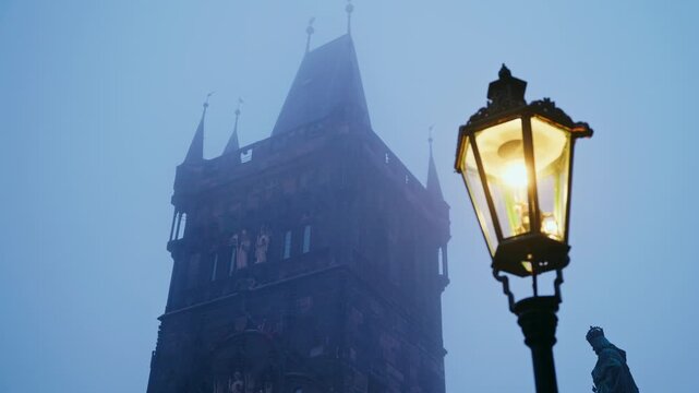Tour du pont de la vieille ville de prague dans le brouillard du matin