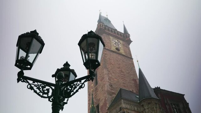 horloge astronomique de Prague au brouillard du matin
