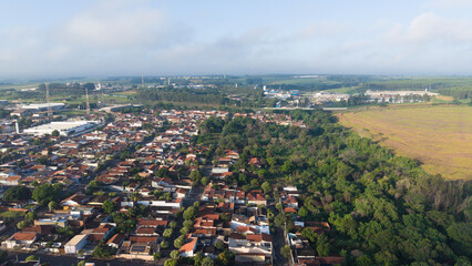 Obraz premium Aerial view of a small town in Brazil with a corn crop field in a rural area