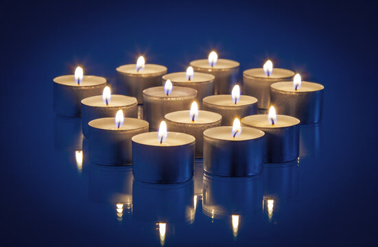 Teelichter auf blauem Untergrund