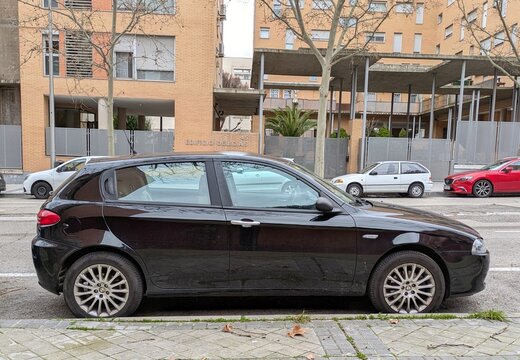 Vista lateral de un autom&oacute;vil Alfa Romeo 147 aparcado en una calle de Madrid, Espa&ntilde;a, 18 de febrero de 2026