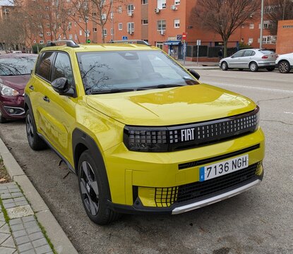 Vista frontal de un autom&oacute;vil crossover h&iacute;brido Fiat Grande Panda aparcado en una calle de Madrid, Espa&ntilde;a, 18 de febrero de 2026