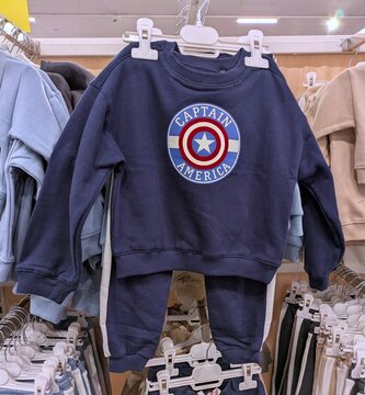 Ch&aacute;ndal con sudadera y pantal&oacute;n para beb&eacute; con logo y texto Captain America en tienda Kiabi de Madrid, Espa&ntilde;a, 19 de febrero de 2026