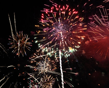 Fuegos artificiales explotando en el cielo nocturno